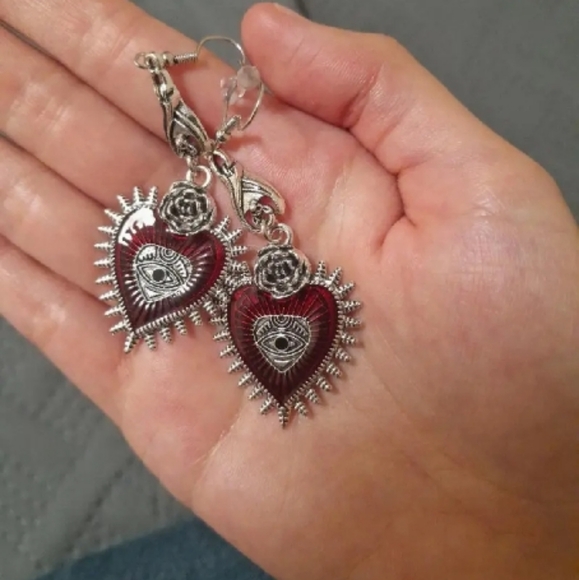 Red and Silver Jewelry with Elegant Design - Picture 5 of 7